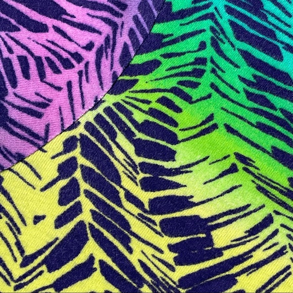 Daisy Fuentes size small multicolored feather or leaves short sleeve T-shirt - Picture 3 of 8